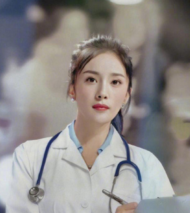 Dương Mịch nhập viện cấp cứu vì tất bật chạy show cuối năm