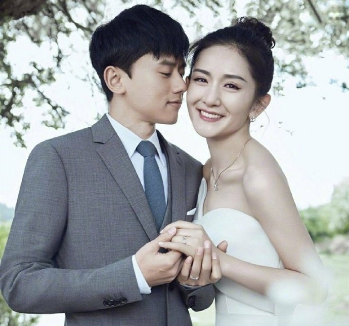 Lộ ảnh Tạ Na - Trương Kiệt hôn nhau ngọt ngào ở bờ sông