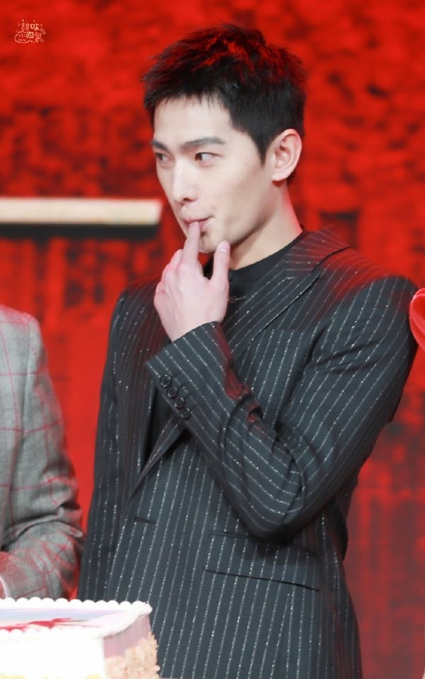 Dương Dương gây bão mạng vì hùa theo Thành Long ăn vụng