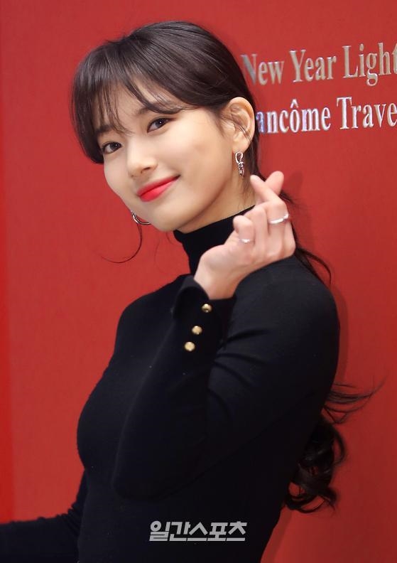 Suzy đẹp rạng ngời dự sự kiện mới hậu đăng ảnh khoe bụng bầu
