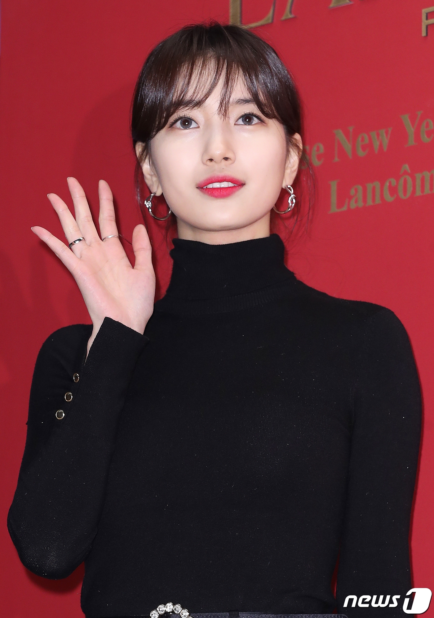 Suzy đẹp rạng ngời dự sự kiện mới hậu đăng ảnh khoe bụng bầu