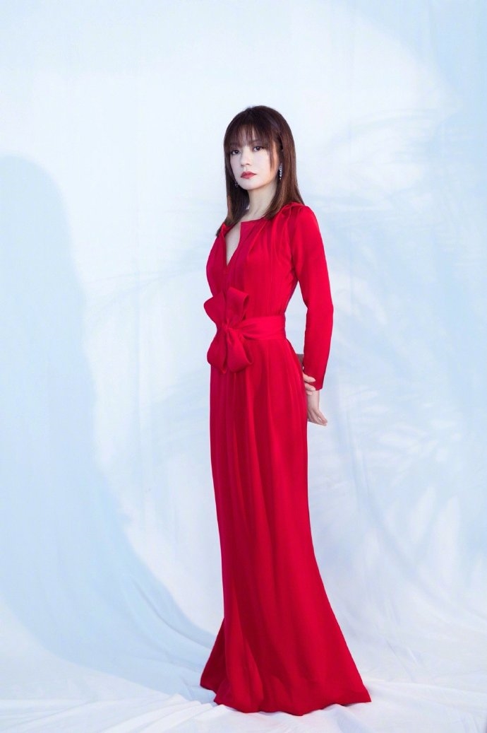 Ngắm Dương Mịch, Dương Tử và dàn mỹ nhân Cbiz cùng khoe sắc với váy đỏ