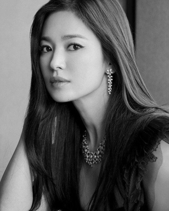 Song Hye Kyo nhận 'mưa gạch đá' vì đăng bài cầu nguyện cho Vũ Hán
