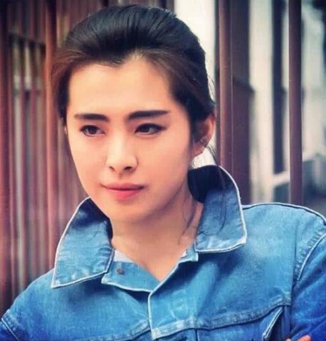Fan Dương Tử bị ném đá vì ca tụng nhan sắc thần tượng lố lăng
