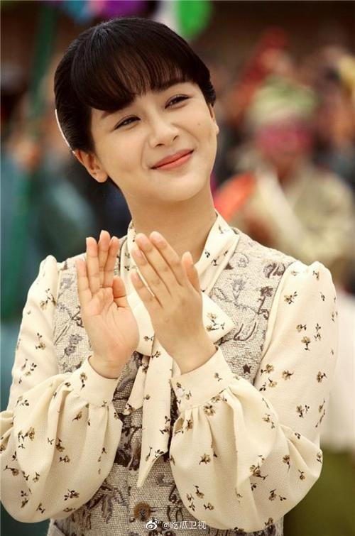 Fan Dương Tử bị ném đá vì ca tụng nhan sắc thần tượng lố lăng