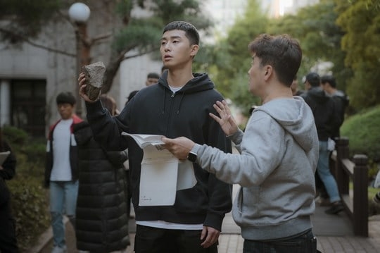 Park Seo Joon điển trai, khí chất trên phim trường drama mới