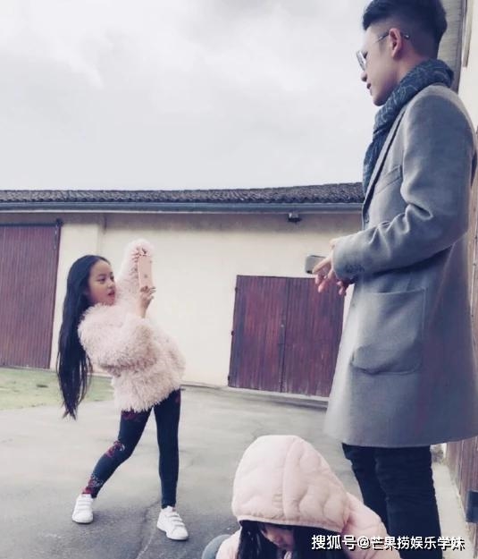 Con gái Triệu Vy gửi thư và đồ ăn vặt cho anh trai cùng cha khác mẹ