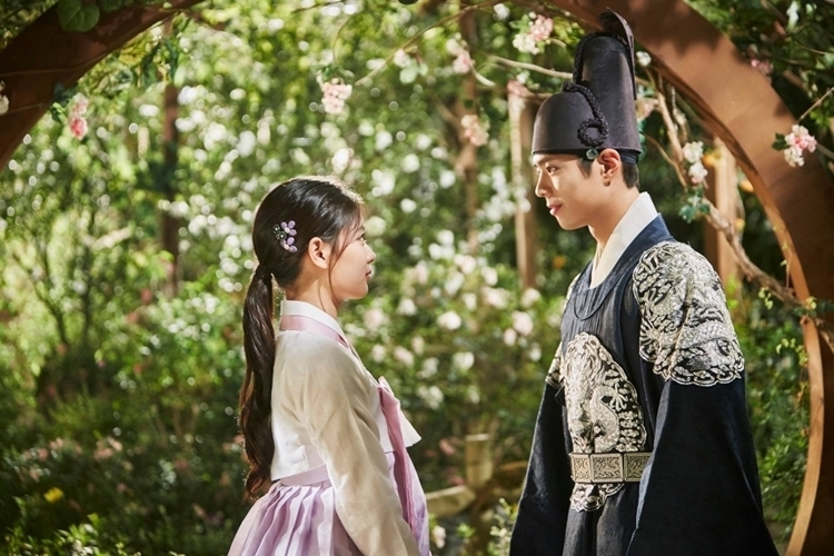 Những cặp đôi chênh lệch chiều cao cực đẹp trong drama Hàn