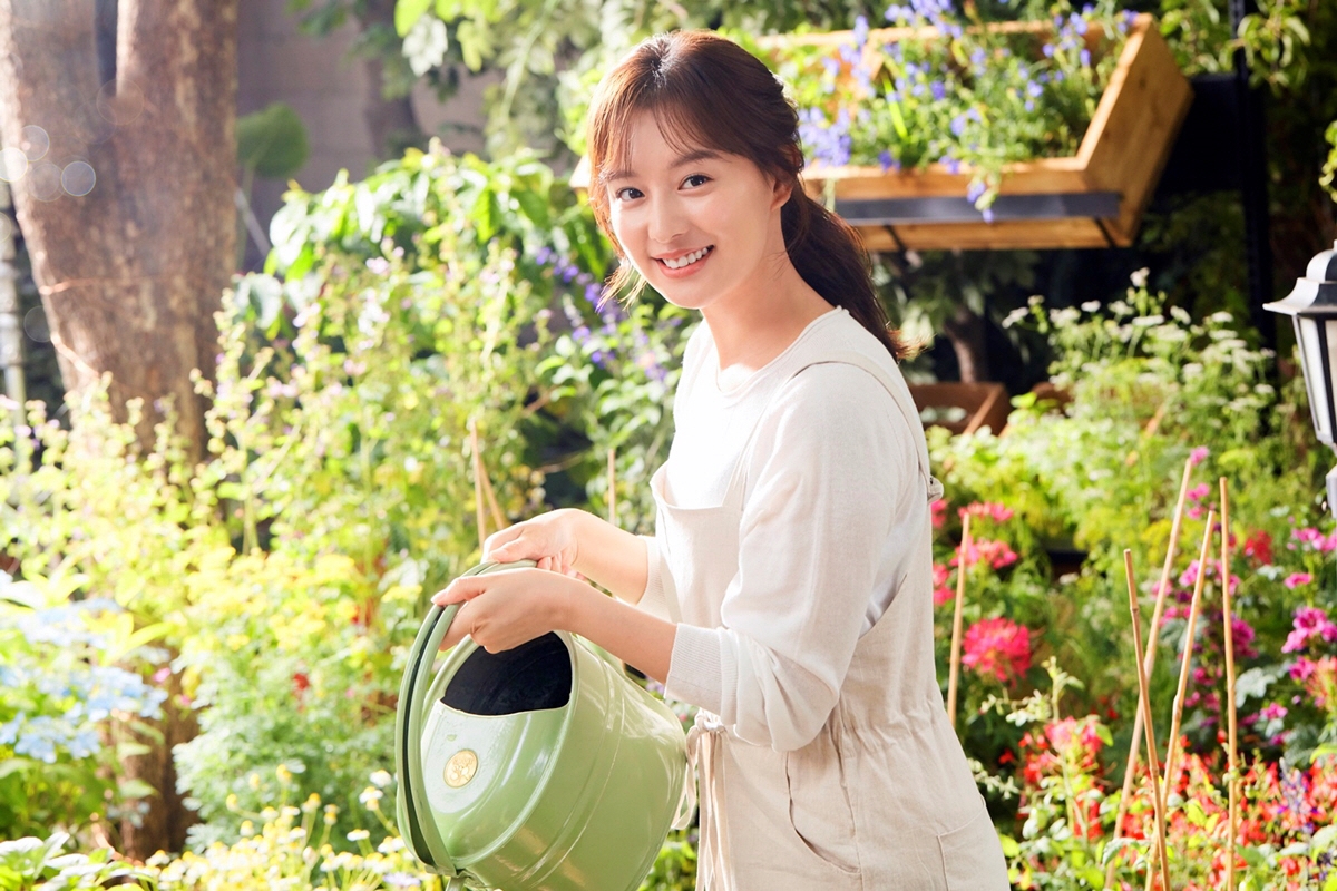 Kim Ji Won ký hợp đồng quản lý mới với công ty của Park Shin Hye