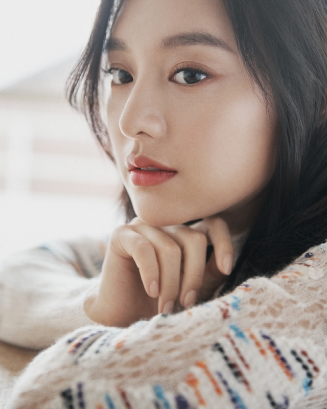 Kim Ji Won ký hợp đồng quản lý mới với công ty của Park Shin Hye