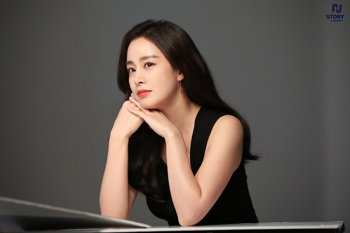Kim Tae Hee tung bộ ảnh hậu trường chụp quảng cáo sau sinh