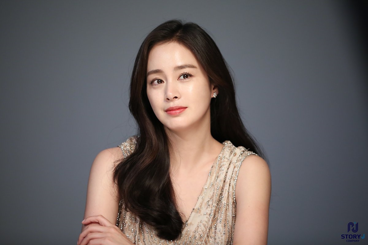 Kim Tae Hee tung bộ ảnh hậu trường chụp quảng cáo sau sinh