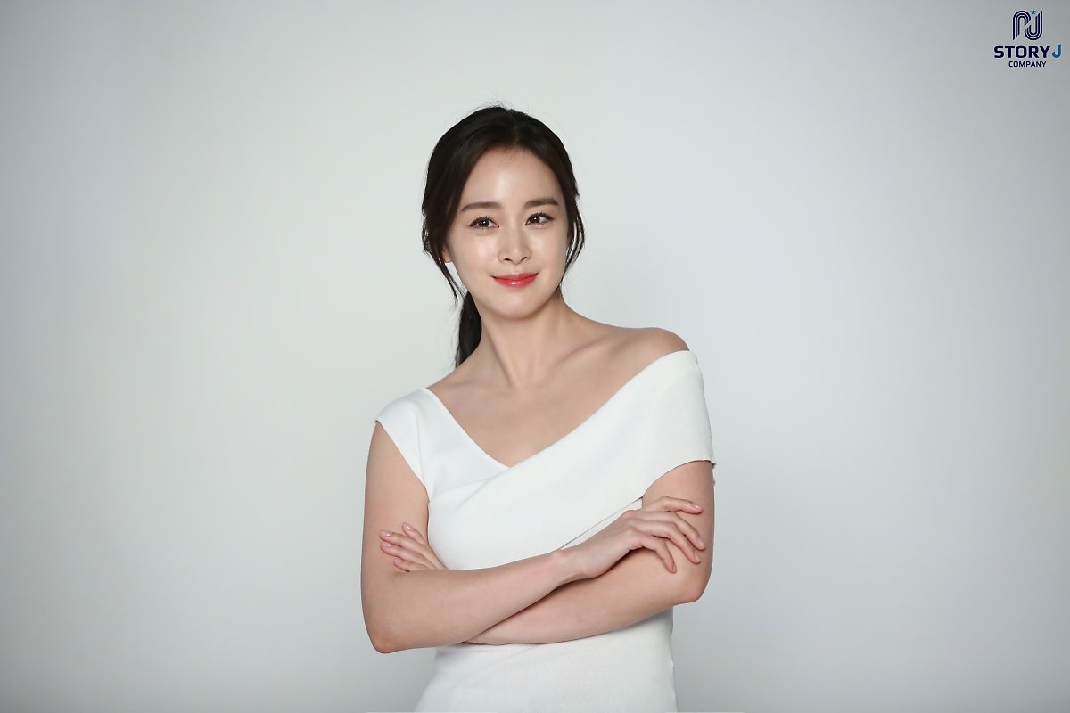 Kim Tae Hee tung bộ ảnh hậu trường chụp quảng cáo sau sinh