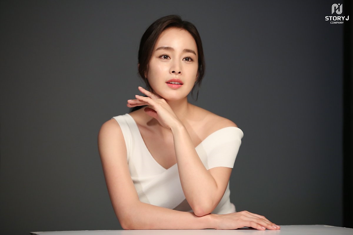 Kim Tae Hee tung bộ ảnh hậu trường chụp quảng cáo sau sinh