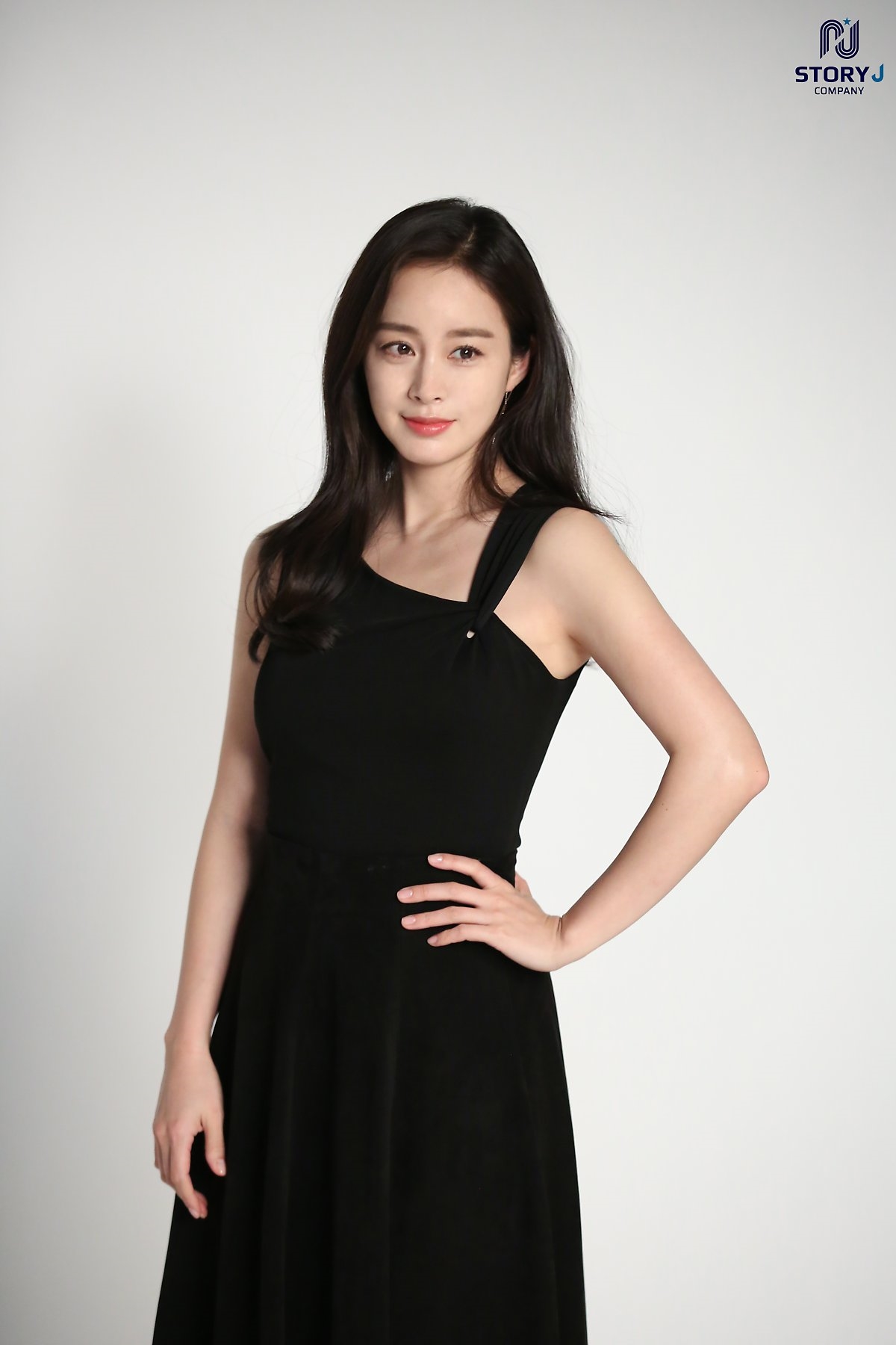 Kim Tae Hee tung bộ ảnh hậu trường chụp quảng cáo sau sinh