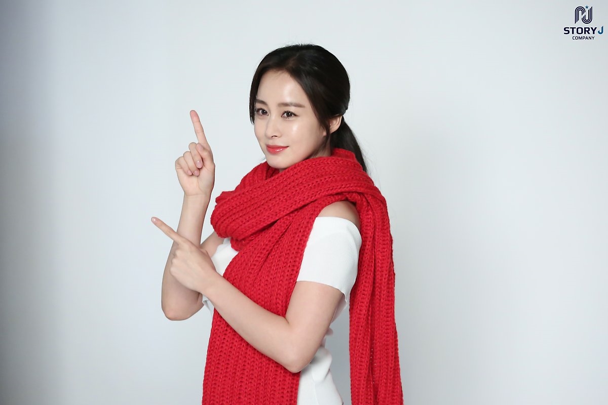 Kim Tae Hee tung bộ ảnh hậu trường chụp quảng cáo sau sinh
