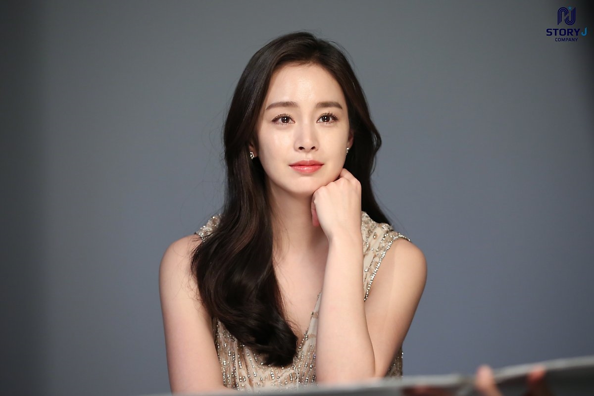 Kim Tae Hee tung bộ ảnh hậu trường chụp quảng cáo sau sinh