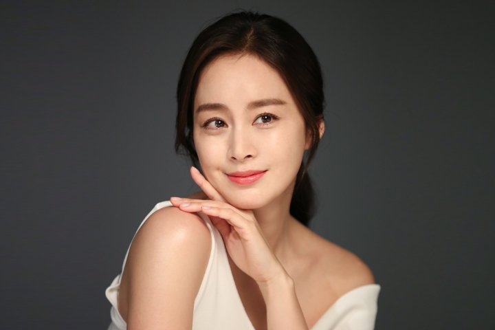 Kim Tae Hee tung bộ ảnh hậu trường chụp quảng cáo sau sinh