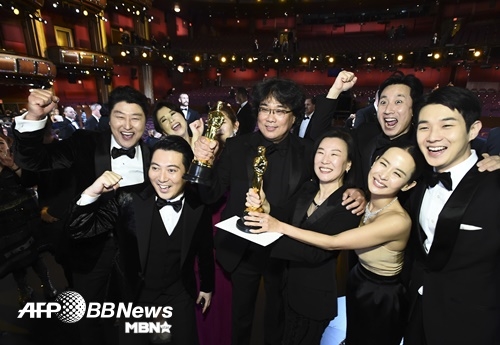Gong Hyo Jin - Honey Lee bị chỉ trích vì ăn mừng cùng đoàn 'Parasite'