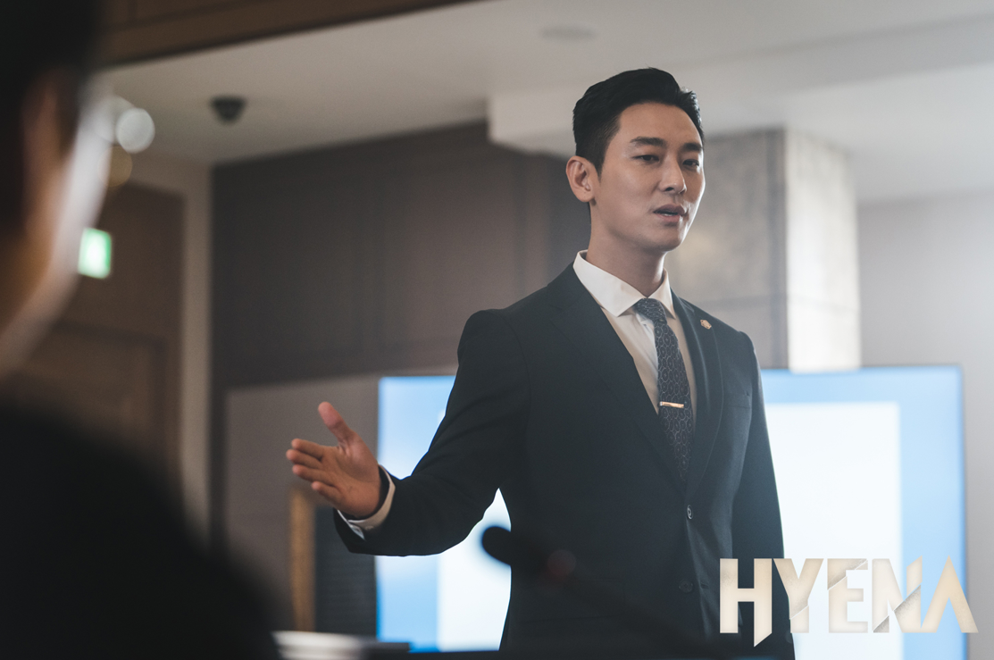 Drama mới của Joo Ji Hoon - Kim Hye Soo tung poster cực ngầu