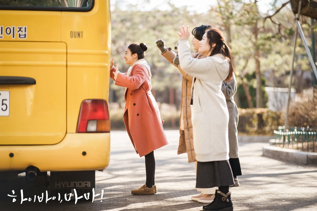 Kim Tae Hee ngọt ngào trong loạt ảnh mới với vai người mẹ ma