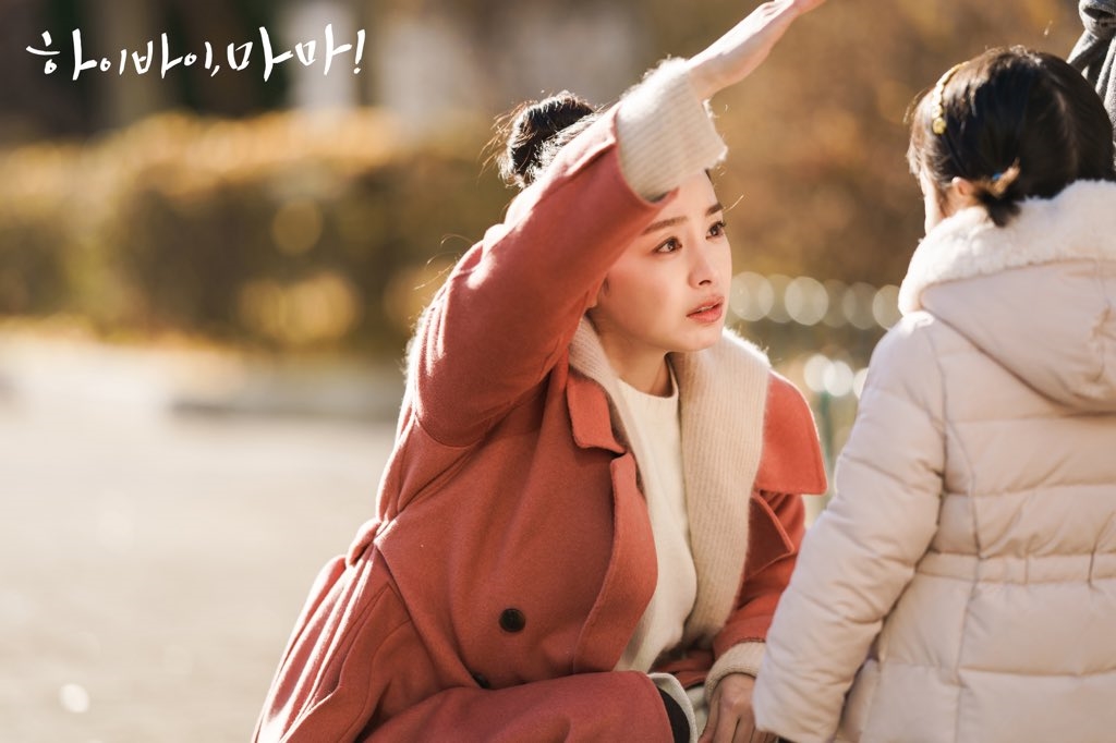 Kim Tae Hee ngọt ngào trong loạt ảnh mới với vai người mẹ ma