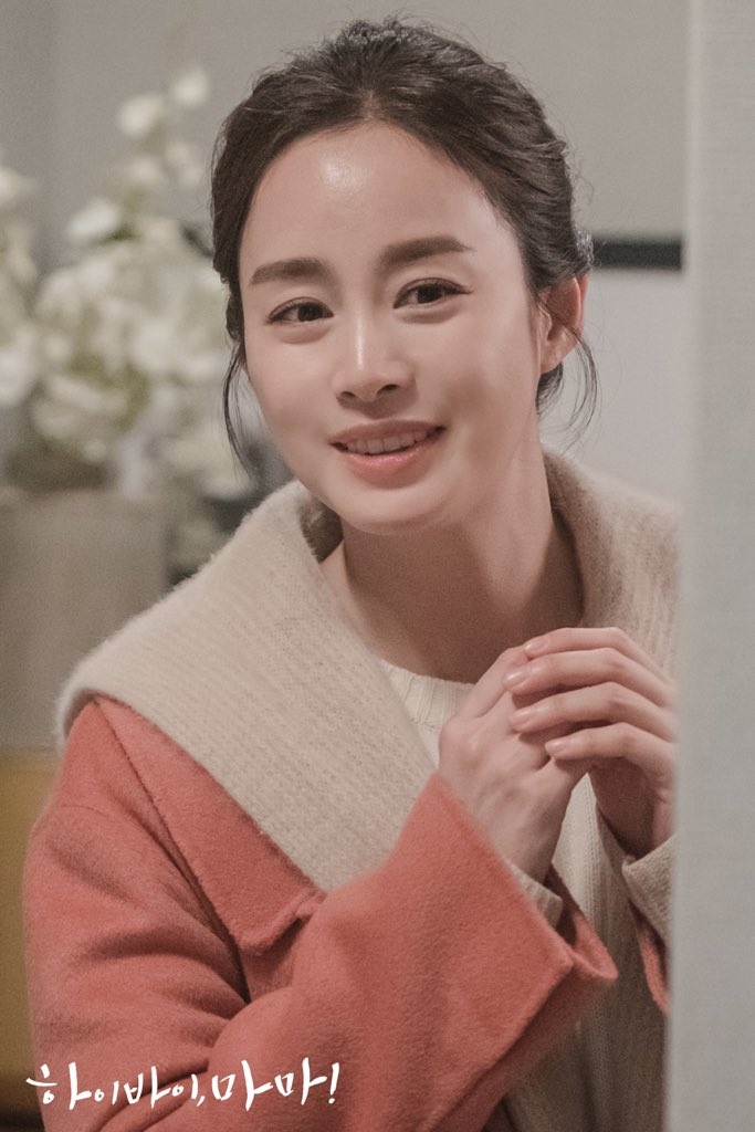Kim Tae Hee ngọt ngào trong loạt ảnh mới với vai người mẹ ma