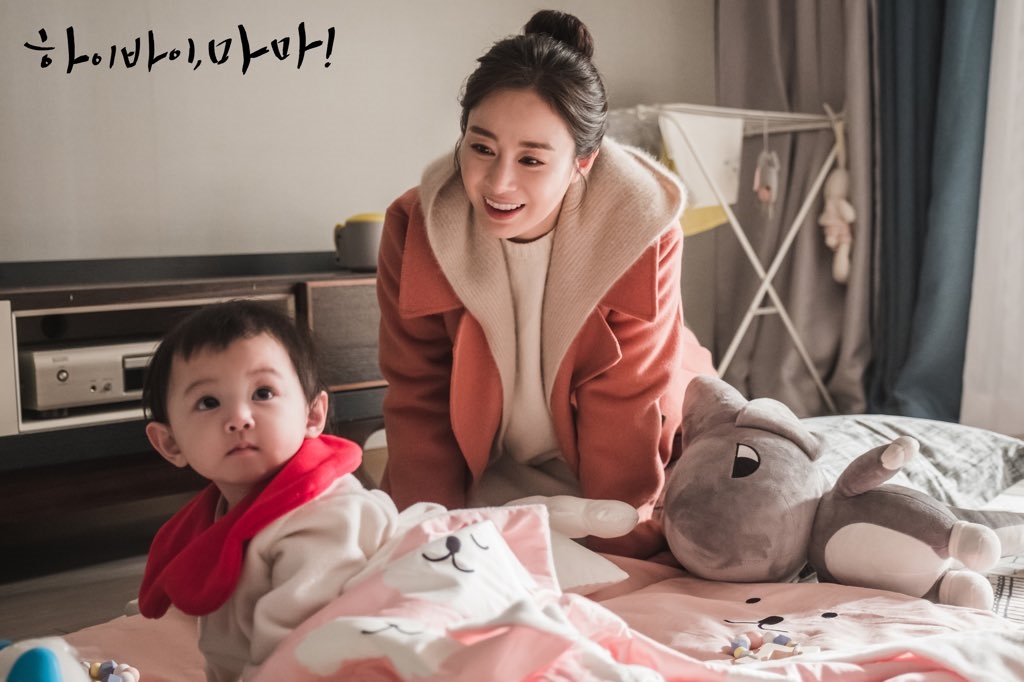 Kim Tae Hee ngọt ngào trong loạt ảnh mới với vai người mẹ ma