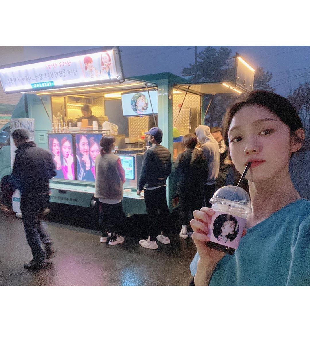 Park Shin Hye gửi xe đồ ăn tới phim trường ủng hộ Lee Sung Kyung