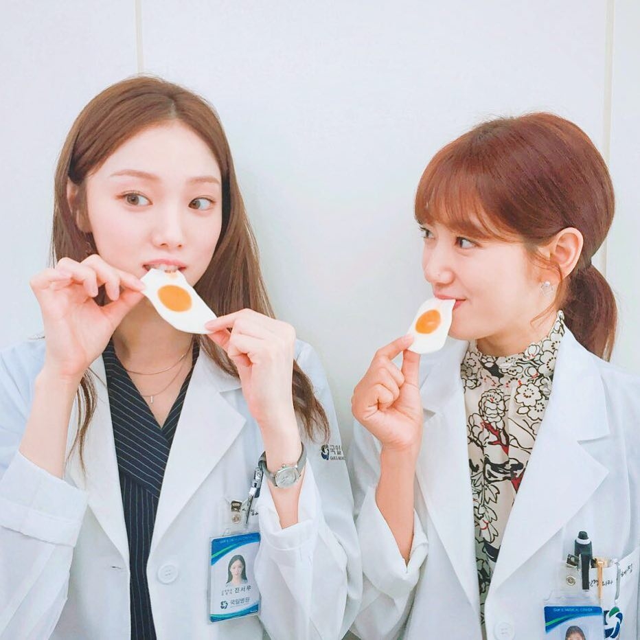 Park Shin Hye gửi xe đồ ăn tới phim trường ủng hộ Lee Sung Kyung