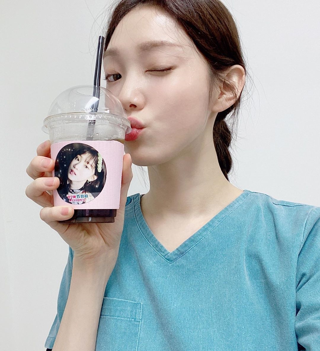 Park Shin Hye gửi xe đồ ăn tới phim trường ủng hộ Lee Sung Kyung