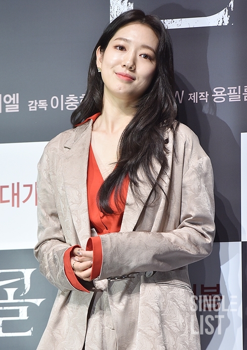 Lee Sung Kyung thương Park Shin Hye như con gái sau 3 lần hợp tác