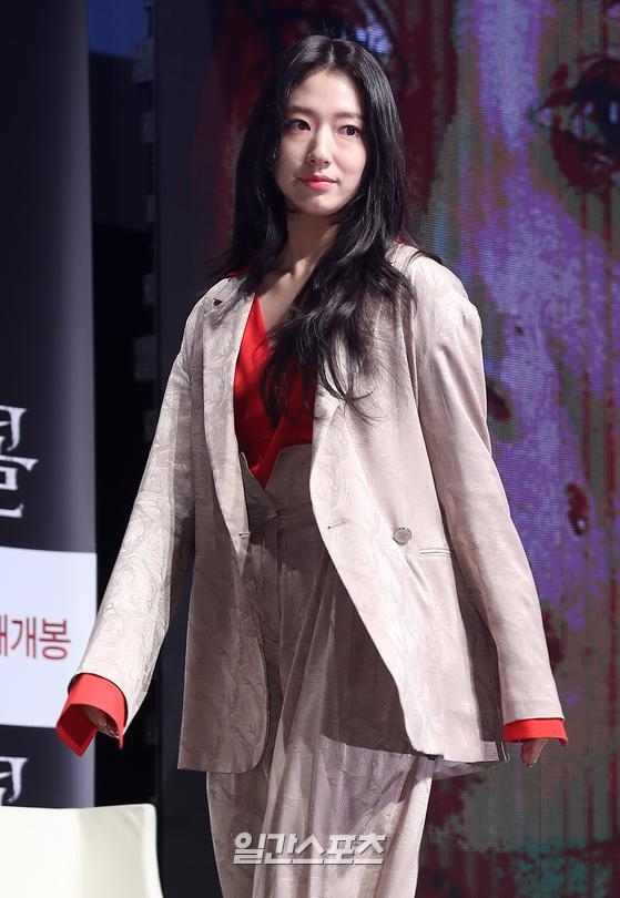 Lee Sung Kyung thương Park Shin Hye như con gái sau 3 lần hợp tác