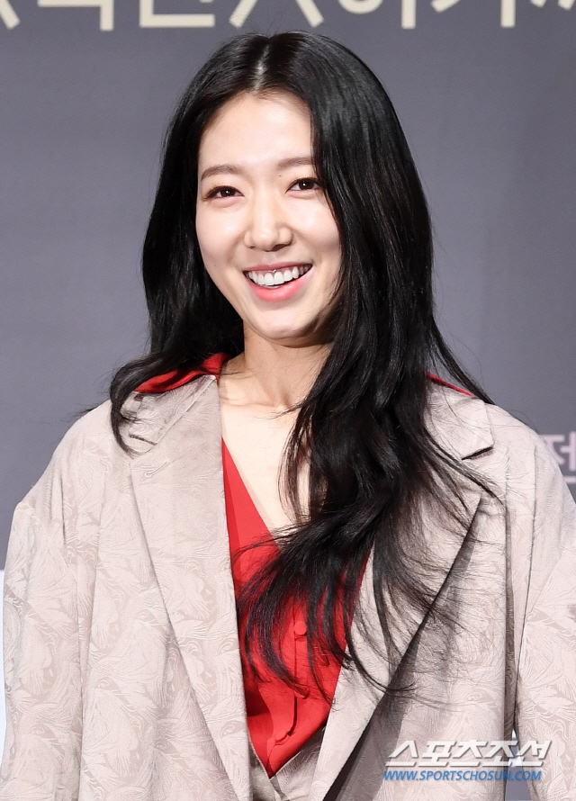 Lee Sung Kyung thương Park Shin Hye như con gái sau 3 lần hợp tác