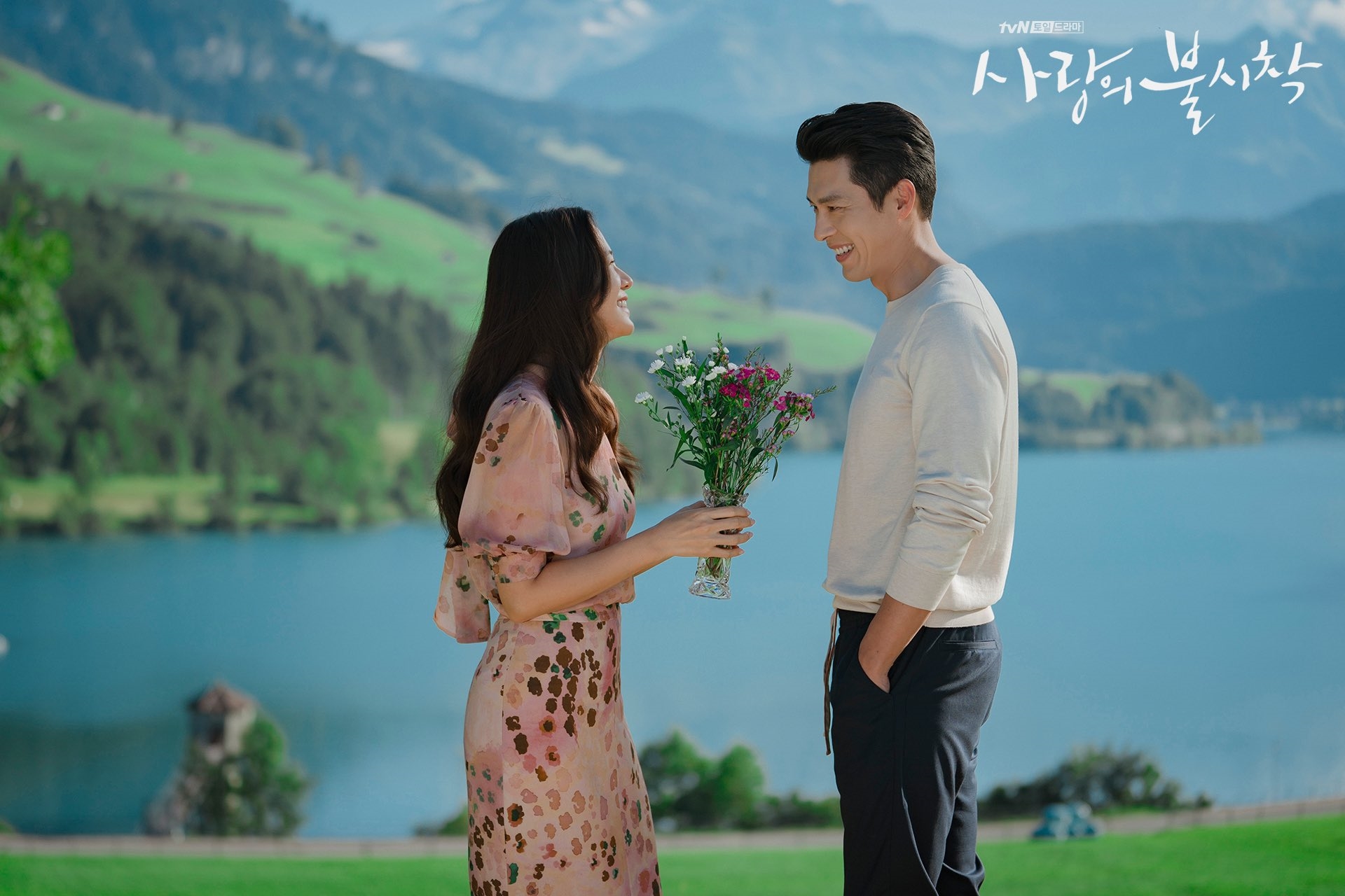 Nhạc phim 'Hạ cánh nơi anh' dẫn đầu tất cả bảng xếp hạng nghe nhạc