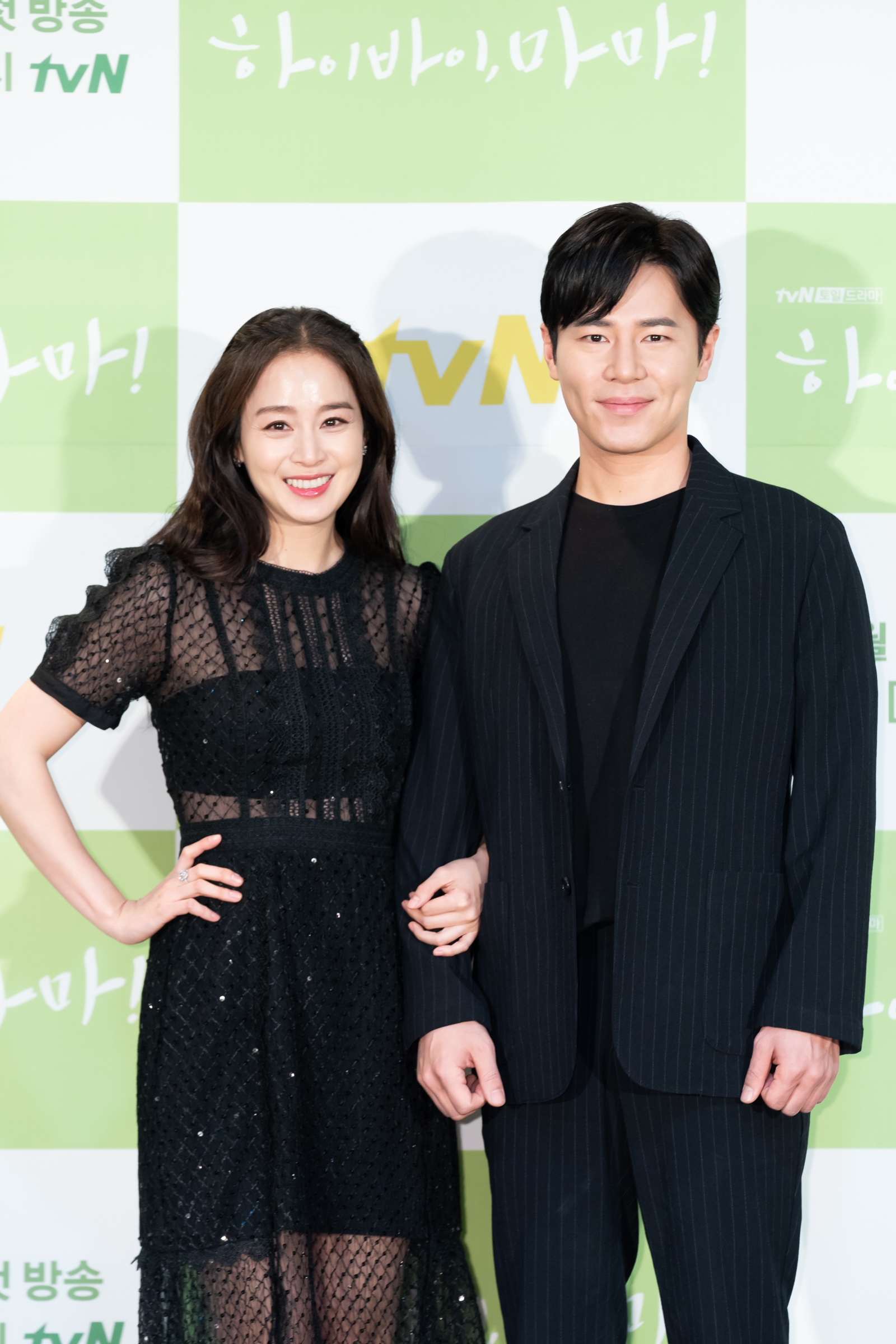 Kim Tae Hee khoe trọn vẻ đẹp nữ thần trong họp báo phim mới