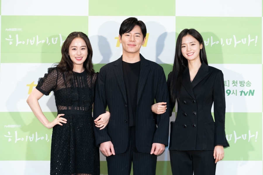 Kim Tae Hee khoe trọn vẻ đẹp nữ thần trong họp báo phim mới