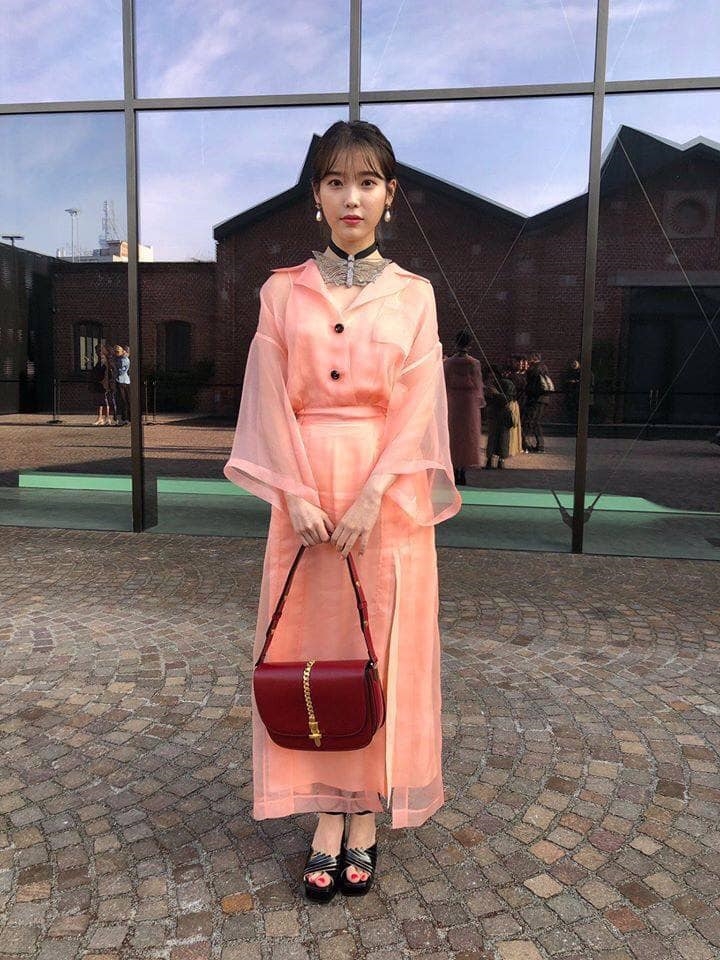 IU mang cả thần thái Jang Man Wol đi dự sự kiện thời trang