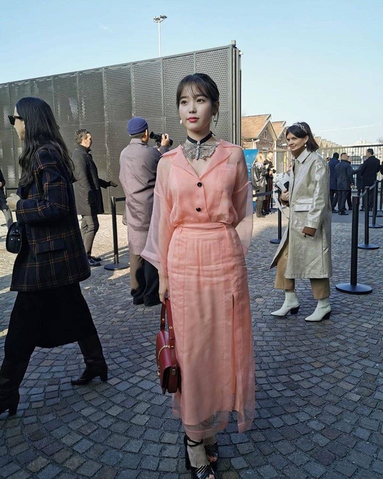 IU mang cả thần thái Jang Man Wol đi dự sự kiện thời trang