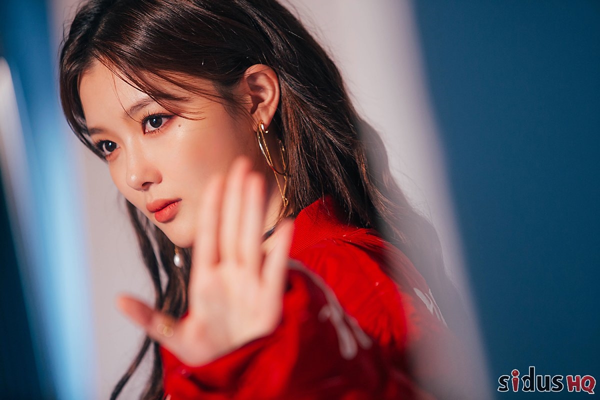 Kim Yoo Jung “lột xác” cá tính trong bộ ảnh quảng cáo mới