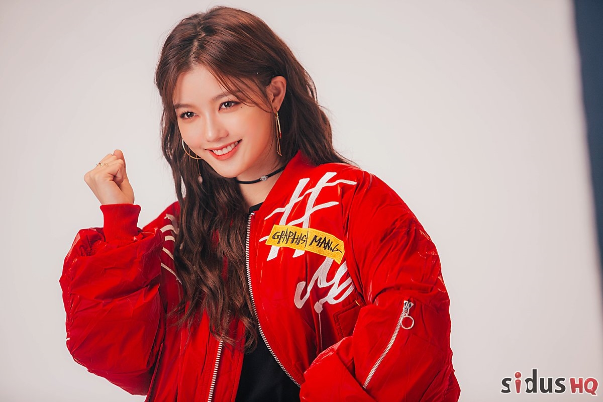 Kim Yoo Jung “lột xác” cá tính trong bộ ảnh quảng cáo mới