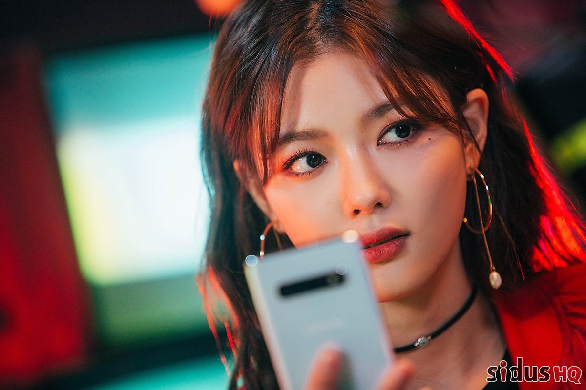 Kim Yoo Jung “lột xác” cá tính trong bộ ảnh quảng cáo mới