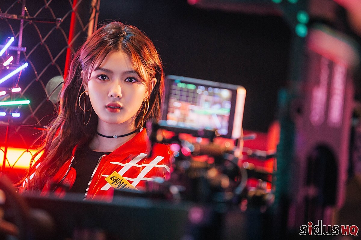 Kim Yoo Jung “lột xác” cá tính trong bộ ảnh quảng cáo mới