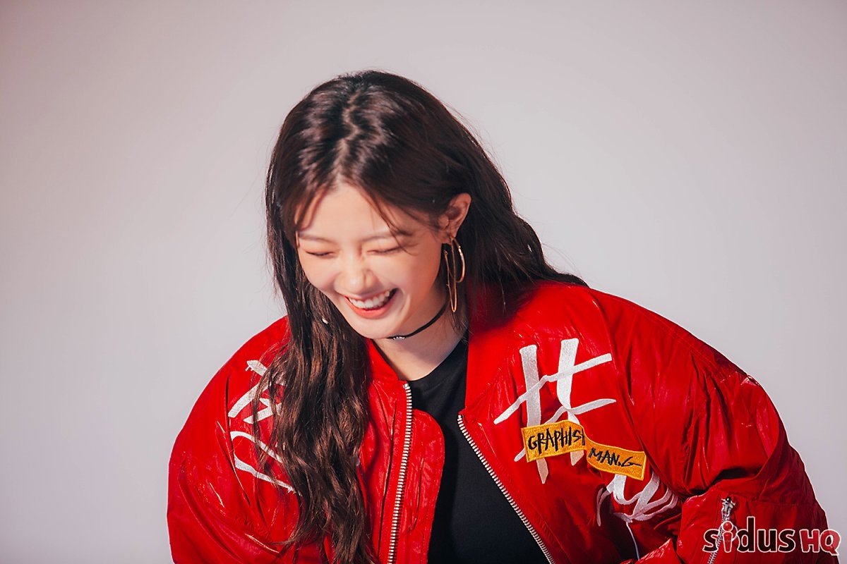 Kim Yoo Jung “lột xác” cá tính trong bộ ảnh quảng cáo mới