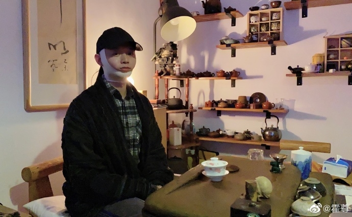 Nam ca sĩ nổi danh Hoắc Tôn bị trật khớp hàm chỉ vì ngáp