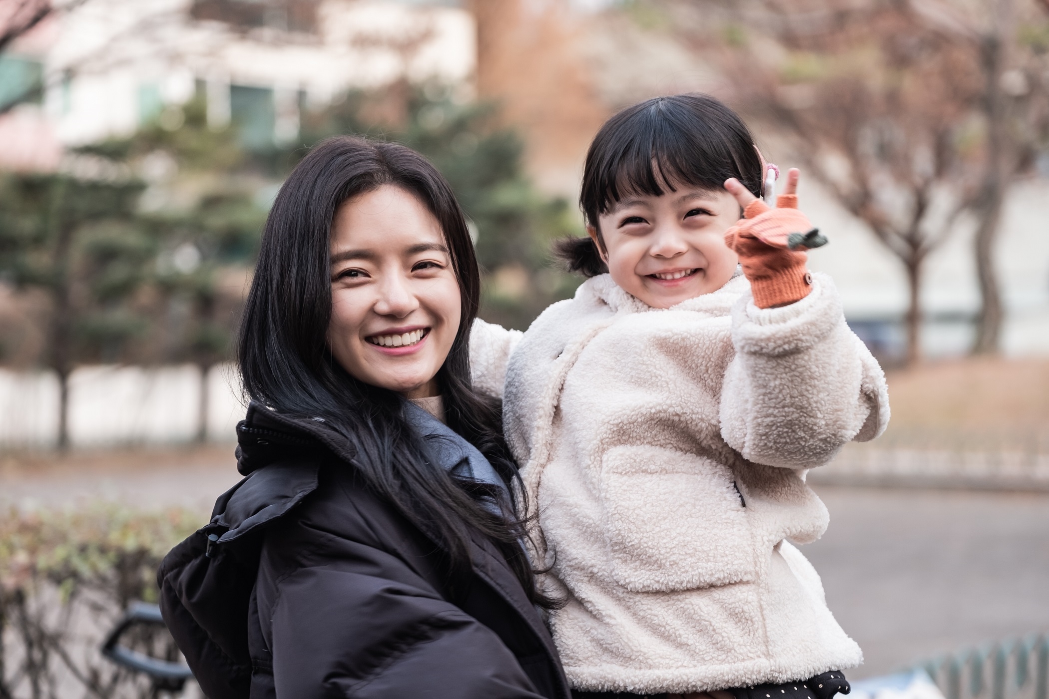 Khán giả thích thú với sao nhí đóng con Kim Tae Hee trong drama mới