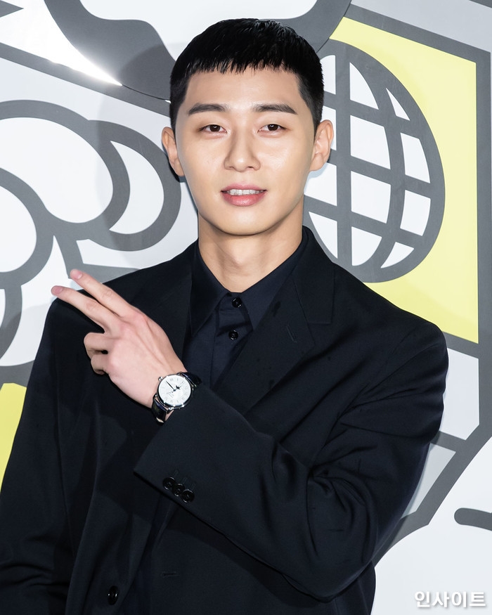 Park Seo Joon - Lee Young Ae quyên góp ủng hộ bệnh nhân Corona