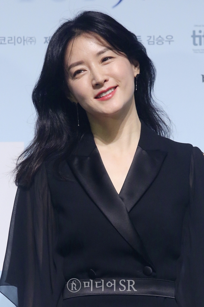 Park Seo Joon - Lee Young Ae quyên góp ủng hộ bệnh nhân Corona