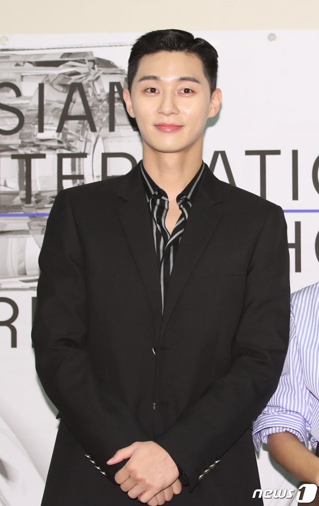 Park Seo Joon - Lee Young Ae quyên góp ủng hộ bệnh nhân Corona
