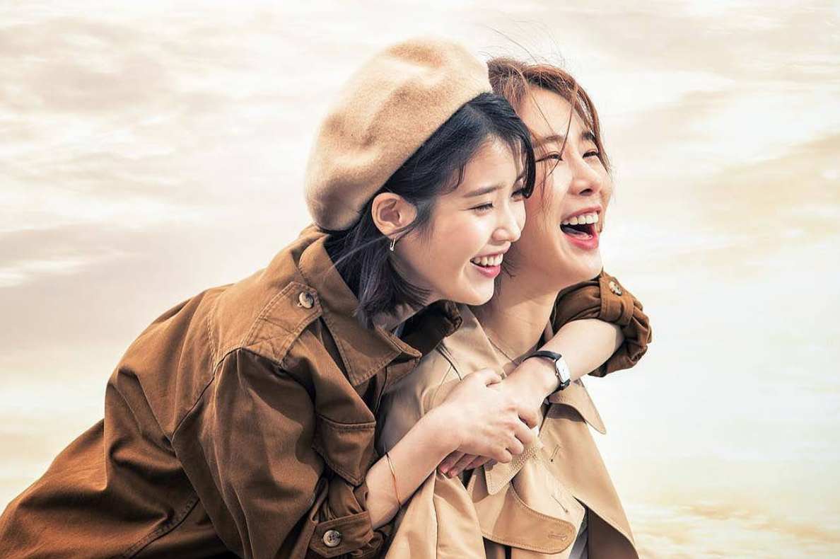 Yoo In Na lại chia sẻ tình bạn thân thiết với IU gây thích thú